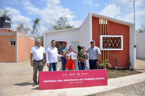 El Gobernador Cuitláhuac  García Jiménez hizo entrega este domingo de acciones del Programa de Vivienda Social a familias en situación vulnerable por asentamiento de alto riesgo o pobreza extrema en el municipio de Tempoal de la zona norte del estado, gracias a la coordinación entre CONAVI del Gobierno Federal y Gobierno Estatal a través de Invivienda.