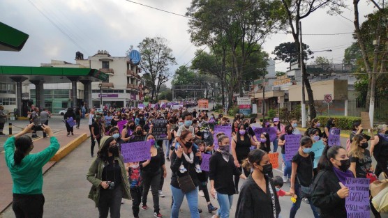 Cientos de mujeres marcharon por las calles de Xalapa y otras ciudades de la entidad, para exigir justicia por el asesinato de la joven Juana, hace unos días, presuntamente por un vecino, así como para que autoridades tomen acciones y no se sigan presentando más feminicidios.