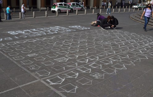 Posteriormente algunas integrantes de SEPASEVM realizaron algunas pintas a manera de protesta por las mujeres desaparecidas en el estado. 
