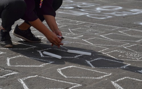 Posteriormente algunas integrantes de SEPASEVM realizaron algunas pintas a manera de protesta por las mujeres desaparecidas en el estado. 