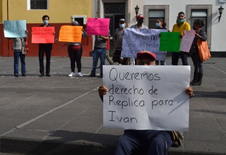 Se manifestó en la plaza Sebastián Lerdo de Tejada, la mañana de este lunes 25 de abril donde estuvo acompañado de sus familiares y amistades para pedir que cesen los acosos en el trabajo y por lo tanto no sea removido del área de mantenimiento. 