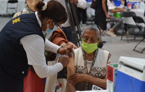 La jornada de aplicación del segundo refuerzo de la vacuna antiCOVID inició con regular afluencia de adultos mayores de 60 años en el módulo del Gimnasio Omega. 