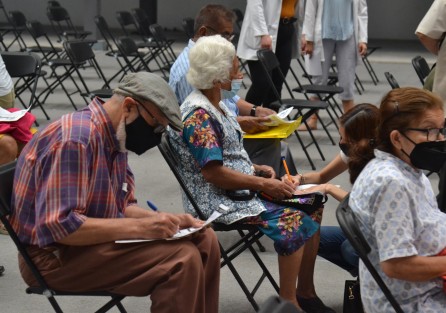 La jornada de aplicación del segundo refuerzo de la vacuna antiCOVID inició con regular afluencia de adultos mayores de 60 años en el módulo del Gimnasio Omega. 