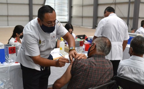 Durante lo que resta de este mes, se estará aplicando el  segundo refuerzo de vacuna a mayores de 60 años no sólo en el Complejo Omega, sino también en clínicas del IMSS, y otros puntos de gran afluencia, como Plaza Museo, Pasaje Tanos, Mercado La Rotonda.  Foto