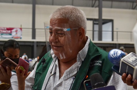 El delegado de los Programas Sociales del Gobierno Federal en Veracruz, Manuel Huerta Ladrón de Guevara, dijo esperar que acudan a la aplicación de la segunda dosis de refuerzo de la vacuna antiCOVID al menos la mitad de los 710 mil adultos mayores de 60 años que se aplicaron la primera. 