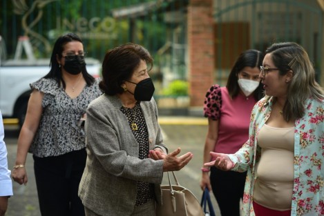 La madre del gobernador participó en dicho taller.