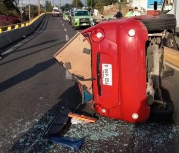 Un auto volcó la mañana de este 26 de abril sobre Circuito Presidentes a la altura de Murillo Vidal, debido a que el conductor perdió el control del mismo. El saldo fue de un lesionado leve y los daños materiales del vehículo. 