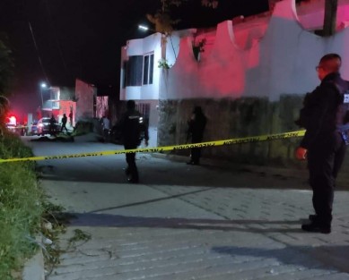 La noche de este lunes se registró una cruenta balacera en la privada Mariano Escobedo del Barrio del Centenario, una zona de poca iluminación, lo que generó una fuerte movilización policiaca de gran magnitud debido a que se hablaba de varias personas lesionadas.