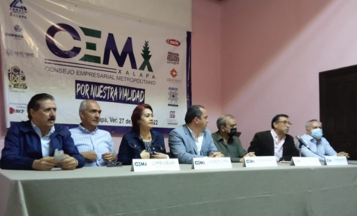 En la autopista Xalapa-Perote las concesionarias Mota-Engil e Isolux Corsán tendrán que disminuir al 50 por ciento las cuotas de peaje o se buscará que se les retire el contrato, indicaron los empresarios de la región capital quienes buscan despejar de camiones de carga pesada la avenida Lázaro Cárdenas en la capital veracruzana. 