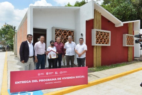 El Gobernador Cuitláhuac García entregó este miércoles en Coatepec  apoyos del Programa de Vivienda Social, ya que a través de Invivienda y CONAVI, se trabaja en coordinación para brindar un lugar adecuado para vivir a familias en situación de vulnerabilidad o pobreza.
