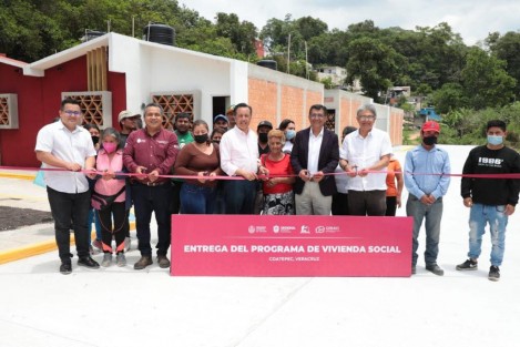 El Gobernador Cuitláhuac García entregó este miércoles en Coatepec  apoyos del Programa de Vivienda Social, ya que a través de Invivienda y CONAVI, se trabaja en coordinación para brindar un lugar adecuado para vivir a familias en situación de vulnerabilidad o pobreza.

