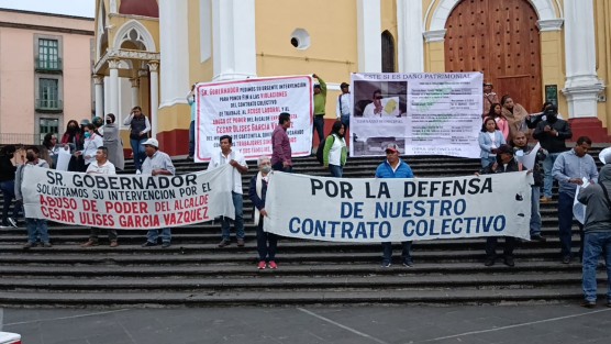 Más de 50 personas protestaron frente a Palacio de Gobierno para denunciar que fueron despedidas injustificadamente del ayuntamiento de Coatzintla y señalar al alcalde César Ulises García Vázquez de violentar las condiciones generales de trabajo. 
