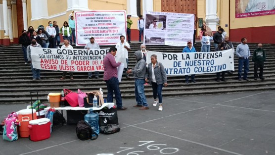 Más de 50 personas protestaron frente a Palacio de Gobierno para denunciar que fueron despedidas injustificadamente del ayuntamiento de Coatzintla y señalar al alcalde César Ulises García Vázquez de violentar las condiciones generales de trabajo. 