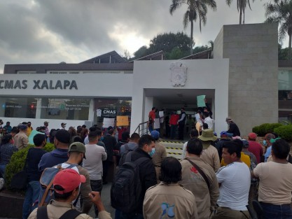 Sindicalizados de la Comisión Municipal de Agua y Saneamiento de Xalapa (CMAS) protestaron afuera de las oficinas de la avenida Miguel Alemán y posteriormente marcharon hacia el Palacio Municipal, para exigir la destitución de la directora de Administración, María Esther Reyes González.  