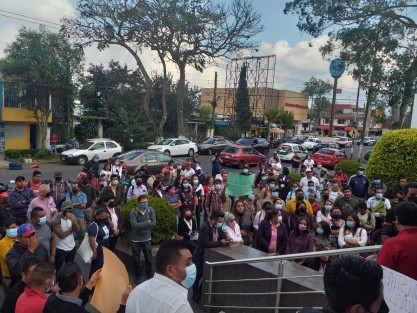 Sindicalizados de la Comisión Municipal de Agua y Saneamiento de Xalapa (CMAS) protestaron afuera de las oficinas de la avenida Miguel Alemán y posteriormente marcharon hacia el Palacio Municipal, para exigir la destitución de la directora de Administración, María Esther Reyes González.  