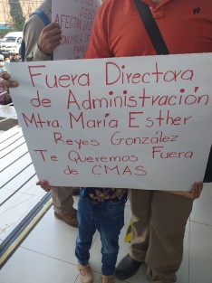 Sindicalizados de la Comisión Municipal de Agua y Saneamiento de Xalapa (CMAS) protestaron afuera de las oficinas de la avenida Miguel Alemán y posteriormente marcharon hacia el Palacio Municipal, para exigir la destitución de la directora de Administración, María Esther Reyes González.  