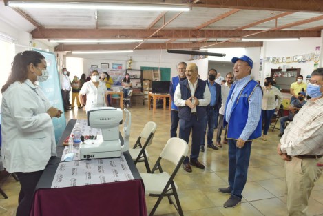 Para beneficiar a 200 personas con una consulta oftalmológica y la elaboración de un par de lentes, el Ayuntamiento, los Clubes Rotarios Macuiltépetl, Carita Feliz y la Fundación Devlyn, realizaron una Jornada de Salud Visual convocada por los distintos Centros de Gestión Comunitaria (CGC) del municipio. 