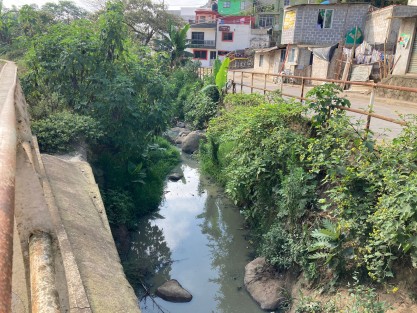 Vecinos de la zona sur de esta ciudad de Xalapa, están solicitando a las autoridades una obra para entubar el escurrimiento de aguas negras que cruza la zona, toda vez que actualmente se encuentran a cielo abierto. 
