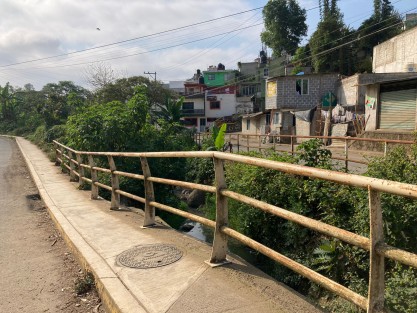 Vecinos de la zona sur de esta ciudad de Xalapa, están solicitando a las autoridades una obra para entubar el escurrimiento de aguas negras que cruza la zona, toda vez que actualmente se encuentran a cielo abierto. 