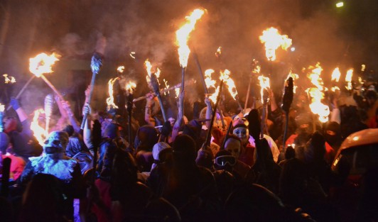 Con el recorrido de los encapuchados por la calle principal  del municipio y la quema del mal humor,  que esta ocasión fue representado con una imagen del Coronavirus, dio inicio el Carnaval de Tuzamapan 2022, el cual se había suspendido por tres años debido a hechos violentos en 2019, y por la pandemia en 2020 y 2021.