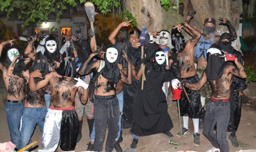 Con el recorrido de los encapuchados por la calle principal  del municipio y la quema del mal humor,  que esta ocasión fue representado con una imagen del Coronavirus, dio inicio el Carnaval de Tuzamapan 2022, el cual se había suspendido por tres años debido a hechos violentos en 2019, y por la pandemia en 2020 y 2021.