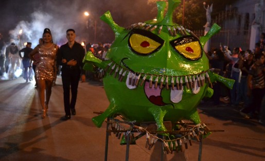 Con el recorrido de los encapuchados por la calle principal  del municipio y la quema del mal humor,  que esta ocasión fue representado con una imagen del Coronavirus, dio inicio el Carnaval de Tuzamapan 2022, el cual se había suspendido por tres años debido a hechos violentos en 2019, y por la pandemia en 2020 y 2021.