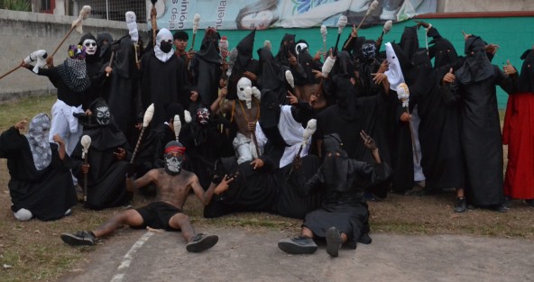 Con el recorrido de los encapuchados por la calle principal  del municipio y la quema del mal humor,  que esta ocasión fue representado con una imagen del Coronavirus, dio inicio el Carnaval de Tuzamapan 2022, el cual se había suspendido por tres años debido a hechos violentos en 2019, y por la pandemia en 2020 y 2021.