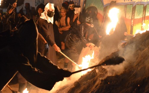 Con el recorrido de los encapuchados por la calle principal  del municipio y la quema del mal humor,  que esta ocasión fue representado con una imagen del Coronavirus, dio inicio el Carnaval de Tuzamapan 2022, el cual se había suspendido por tres años debido a hechos violentos en 2019, y por la pandemia en 2020 y 2021.