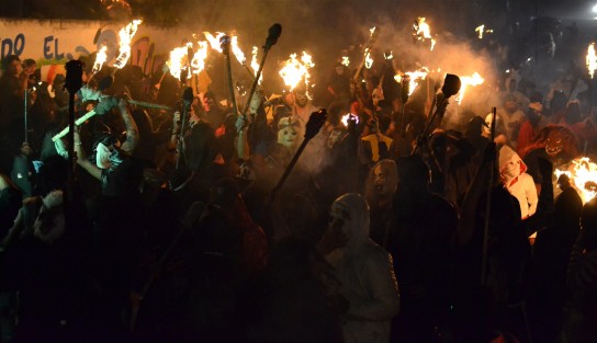 Con el recorrido de los encapuchados por la calle principal  del municipio y la quema del mal humor,  que esta ocasión fue representado con una imagen del Coronavirus, dio inicio el Carnaval de Tuzamapan 2022, el cual se había suspendido por tres años debido a hechos violentos en 2019, y por la pandemia en 2020 y 2021.
