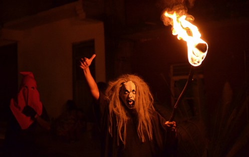 Con el recorrido de los encapuchados por la calle principal  del municipio y la quema del mal humor,  que esta ocasión fue representado con una imagen del Coronavirus, dio inicio el Carnaval de Tuzamapan 2022, el cual se había suspendido por tres años debido a hechos violentos en 2019, y por la pandemia en 2020 y 2021.