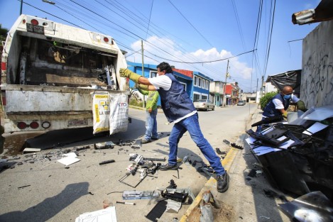 Con el propósito de prevenir enfermedades transmitidas por vector como el dengue, el Ayuntamiento de Xalapa, con apoyo de la Jurisdicción Sanitaria V, realizó una jornada de descacharrización en la colonia El Naranjal.

