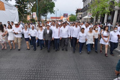  El Gobernador de Veracruz, Cuitláhuac García Jiménez, encabezó el  desfile conmemorativo al Día del Trabajo, junto a funcionarios estatales en Xalapa.