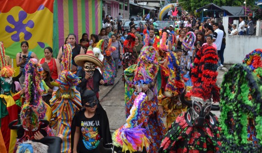 En la comunidad de Espinal, municipio de Naolinco, se realizó el primer desfile de carnaval 2022, que al igual que en otros municipios, se realizan este tipo de festividades después de dos años de pandemia.