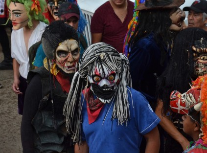 En la comunidad de Espinal, municipio de Naolinco, se realizó el primer desfile de carnaval 2022, que al igual que en otros municipios, se realizan este tipo de festividades después de dos años de pandemia.