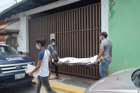 El cuerpo de una mujer salvadoreña, radicada en Tlapacoyan, fue encontrado sin vida en  el interior de su cuarto de vecindad ubicada en calle Cuauhtémoc número 615 interior, de la zona centro de esa ciudad. 
