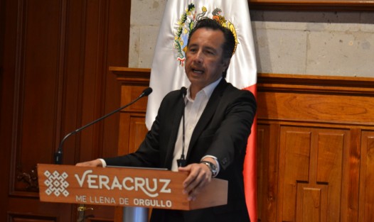 Durante la conferencia de los lunes el gobernador Cuitláhuac García anunció que el Gobierno Estatal atenderá la solicitud de docentes del SNTE que exigen el pago de promoción horizontal. Lo acompañan titulares del DIF Estatal y SEFIPLAN, Rebeca Quintanar y José Luis Lima, respectivamente.xa