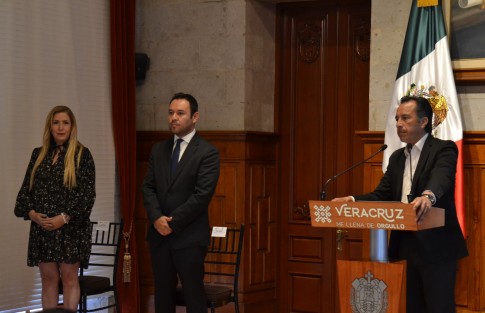 Durante la conferencia de los lunes el gobernador Cuitláhuac García anunció que el Gobierno Estatal atenderá la solicitud de docentes del SNTE que exigen el pago de promoción horizontal. Lo acompañan titulares del DIF Estatal y SEFIPLAN, Rebeca Quintanar y José Luis Lima, respectivamente.xa