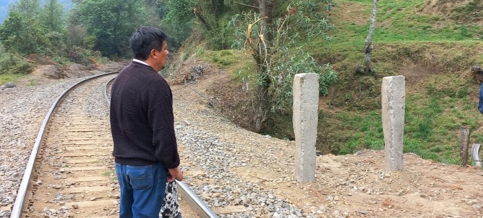 La empresa de trenes Kansas City cerró el paso vehicular a familias en la localidad Loma de Tablas, municipio de Las Vigas de Ramírez. Desde hace casi tres meses que instaló dos postes de concreto para cerrar el acceso, indicó el señor Paulino Jiménez Zavaleta, uno de los afectados.