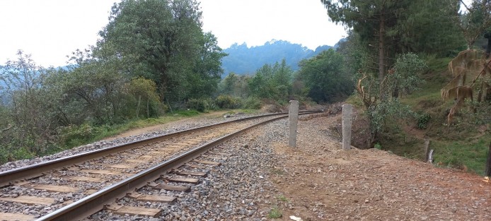 La empresa de trenes Kansas City cerró el paso vehicular a familias en la localidad Loma de Tablas, municipio de Las Vigas de Ramírez. Desde hace casi tres meses que instaló dos postes de concreto para cerrar el acceso, indicó el señor Paulino Jiménez Zavaleta, uno de los afectados.