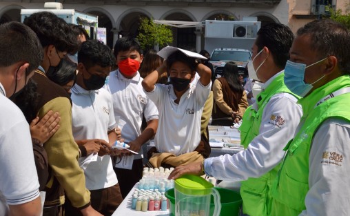 Durante el evento, personal de salud explicó a los alumnos cómo realizar trampas contra el mosco del dengue, entre otras actividades.