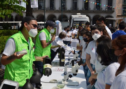Durante el evento, personal de salud explicó a los alumnos cómo realizar trampas contra el mosco del dengue, entre otras actividades.
