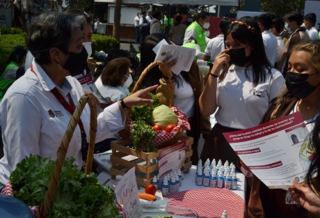 Durante el evento, personal de salud explicó a los alumnos cómo realizar trampas contra el mosco del dengue, entre otras actividades.