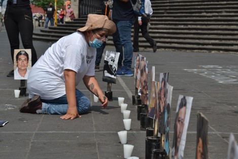Familiares y amigos de periodistas  asesinados en Veracruz se manifestaron en plaza Lerdo para exigir justicia, ya que algunos casos como el de Regina Martínez, llevan diez años sin ser esclarecidos.