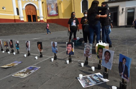 Familiares y amigos de periodistas  asesinados en Veracruz se manifestaron en plaza Lerdo para exigir justicia, ya que algunos casos como el de Regina Martínez, llevan diez años sin ser esclarecidos.