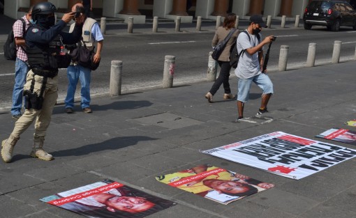 Familiares y amigos de periodistas  asesinados en Veracruz se manifestaron en plaza Lerdo para exigir justicia, ya que algunos casos como el de Regina Martínez, llevan diez años sin ser esclarecidos.