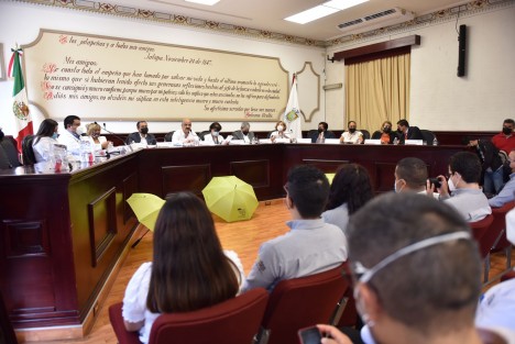 Con la conducción, orientación e impulso de las áreas que conforman la Administración municipal, del Sector Salud y de las y los ediles, trabajaremos de la mano por la salud pública en la capital, aseguró el presidente municipal Ricardo Ahued Bardahuil durante la instalación del Consejo Municipal contra las Adicciones (Comca).