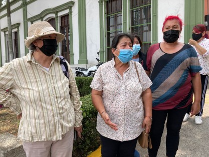 Familiares de desaparecidos protestaron afuera del panteón Palo Verde, en esta ciudad de Xalapa, para exigir la exhumación de cuatro cuerpos encontrados en una fosa común. 