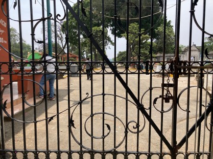Familiares de desaparecidos protestaron afuera del panteón Palo Verde, en esta ciudad de Xalapa, para exigir la exhumación de cuatro cuerpos encontrados en una fosa común. 