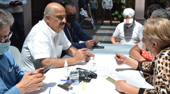 En la capital tenemos un gobierno de puertas abiertas que escucha y atiende a la gente, aseguró el presidente municipal Ricardo Ahued Bardahuil, al presidir una jornada de audiencias ciudadanas en el patio central del Palacio Municipal. 

