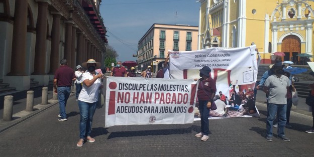  Integrantes de la agrupación estatal de Jubilados y Pensionados Veracruzanos, extrabajadores del ISSSTE, se manifestaron en Plaza Lerdo para pedir al gobernador, Cuitláhuac García Jiménez, el pago de sus seguros institucionales, prestaciones laborales y otros adeudos.